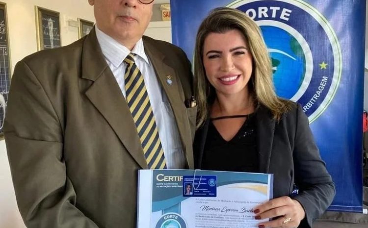  Mariana Espezim Barbosa, Diretora da MEB Corretora de Seguros, recebendo seu Certificado de Conclusão do Curso de Mediação e Arbitragem pela Corte Catarinense